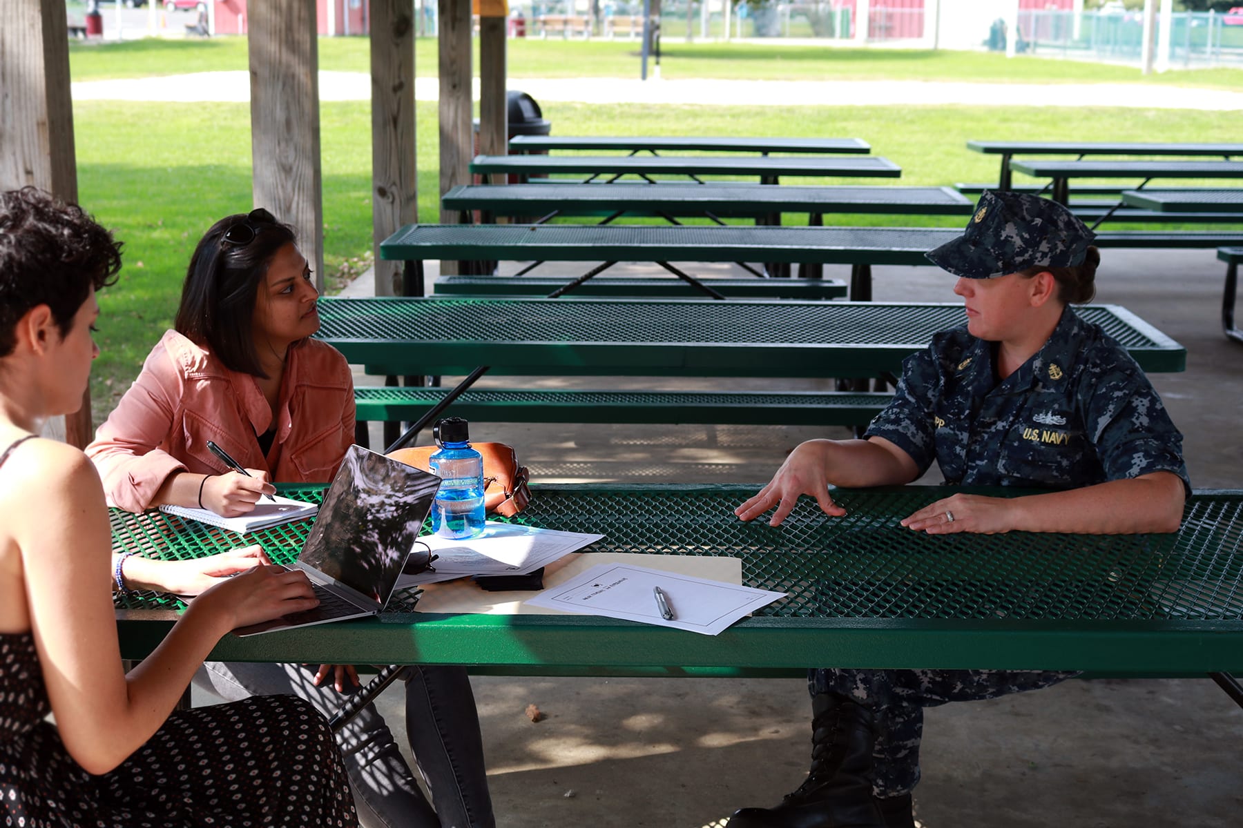 06-designdays25-outsidetalking01