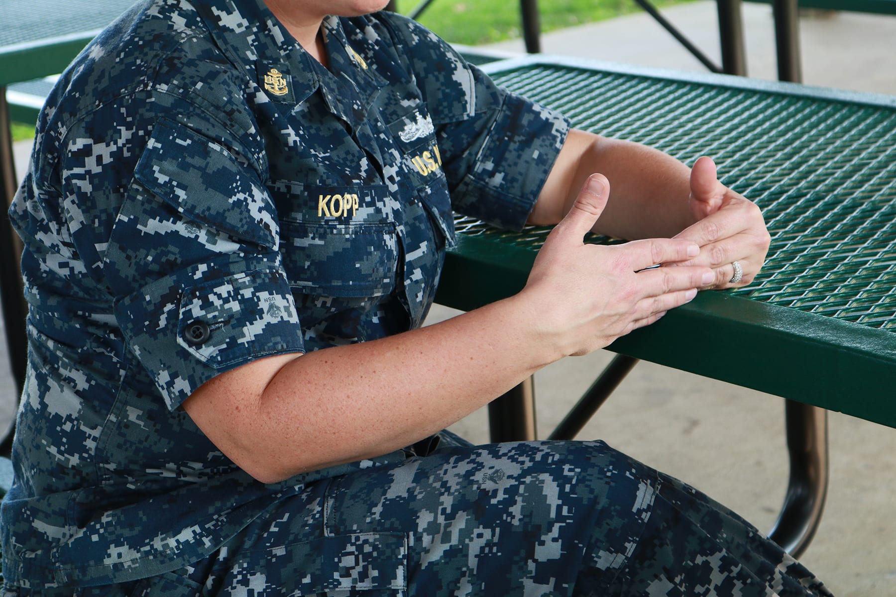 06-designdays26-outsidetalking02