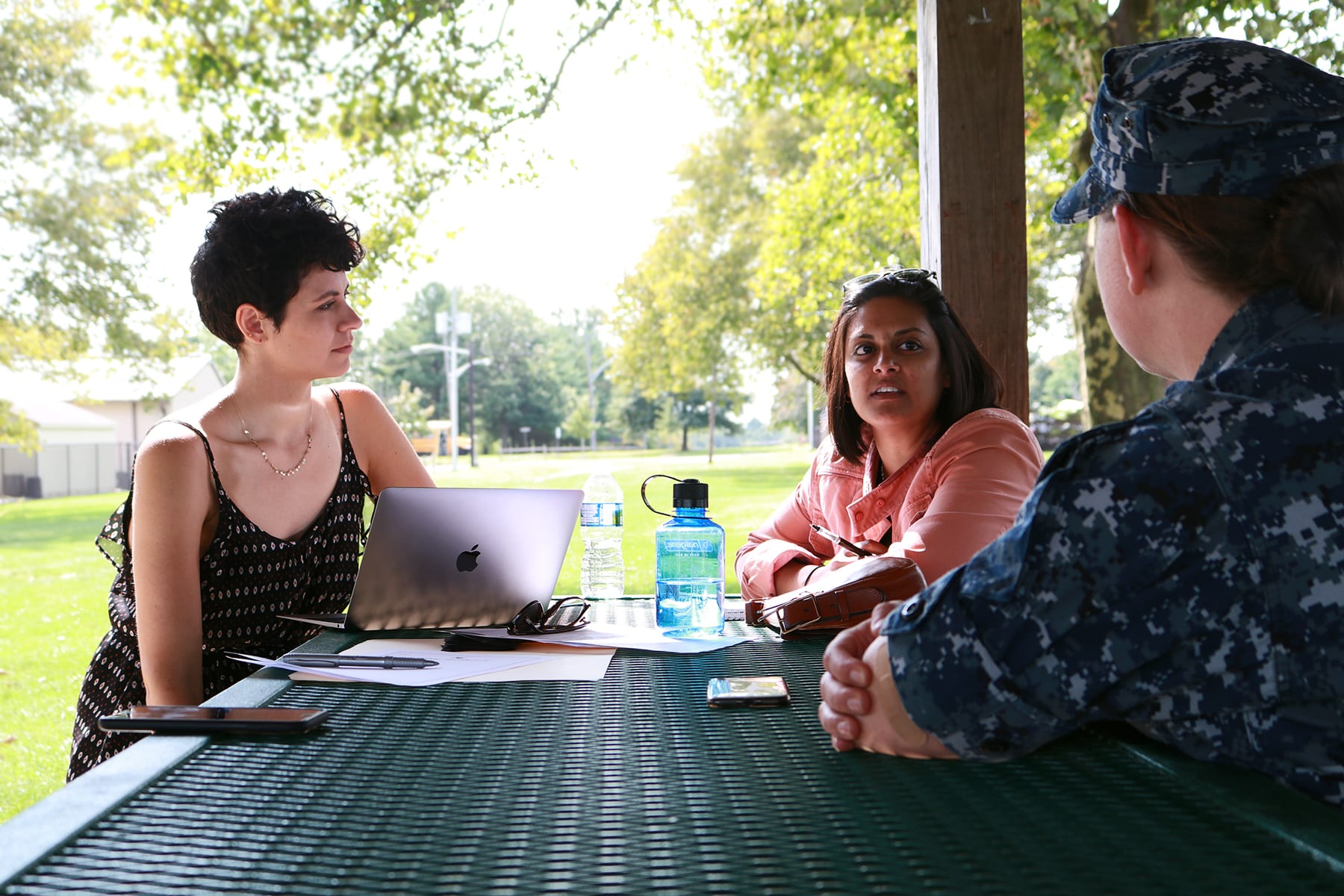 06-designdays27-outsidetalking03