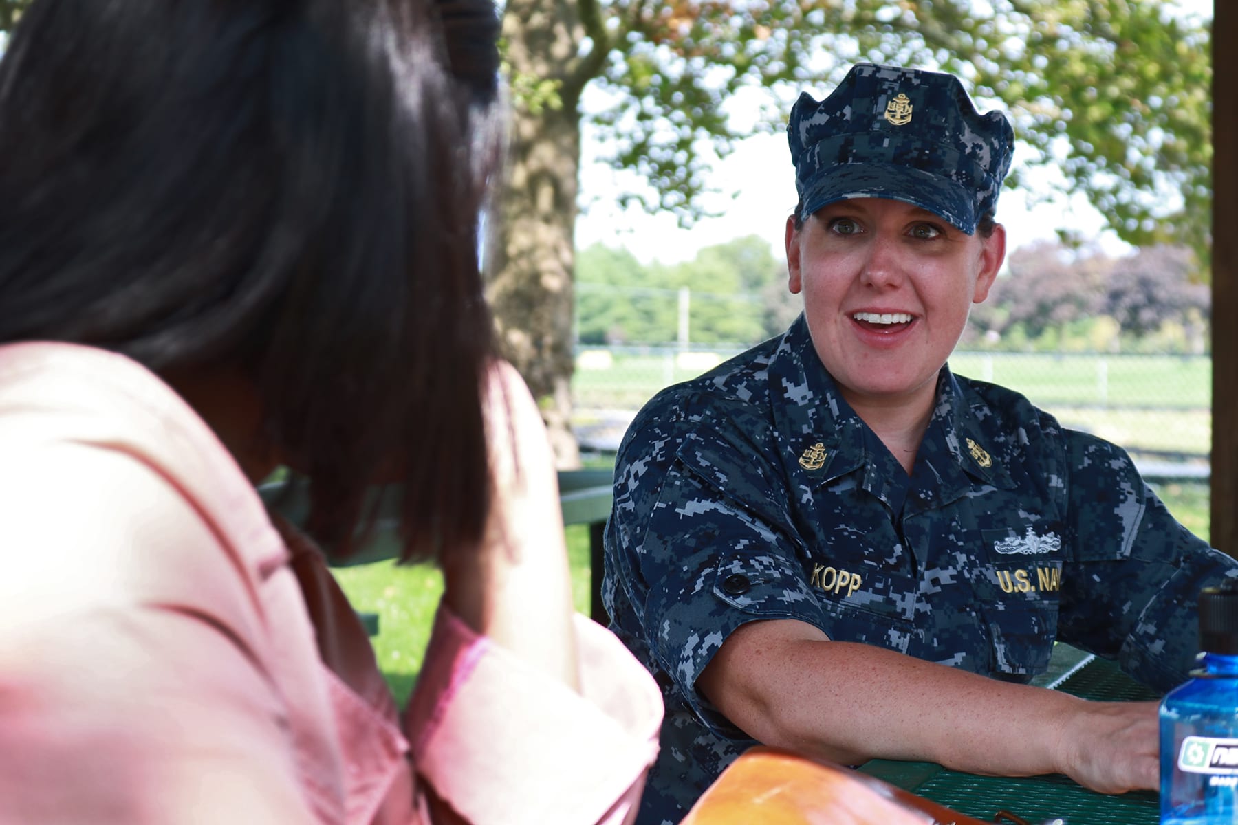 06-designdays29-outsidetalking05