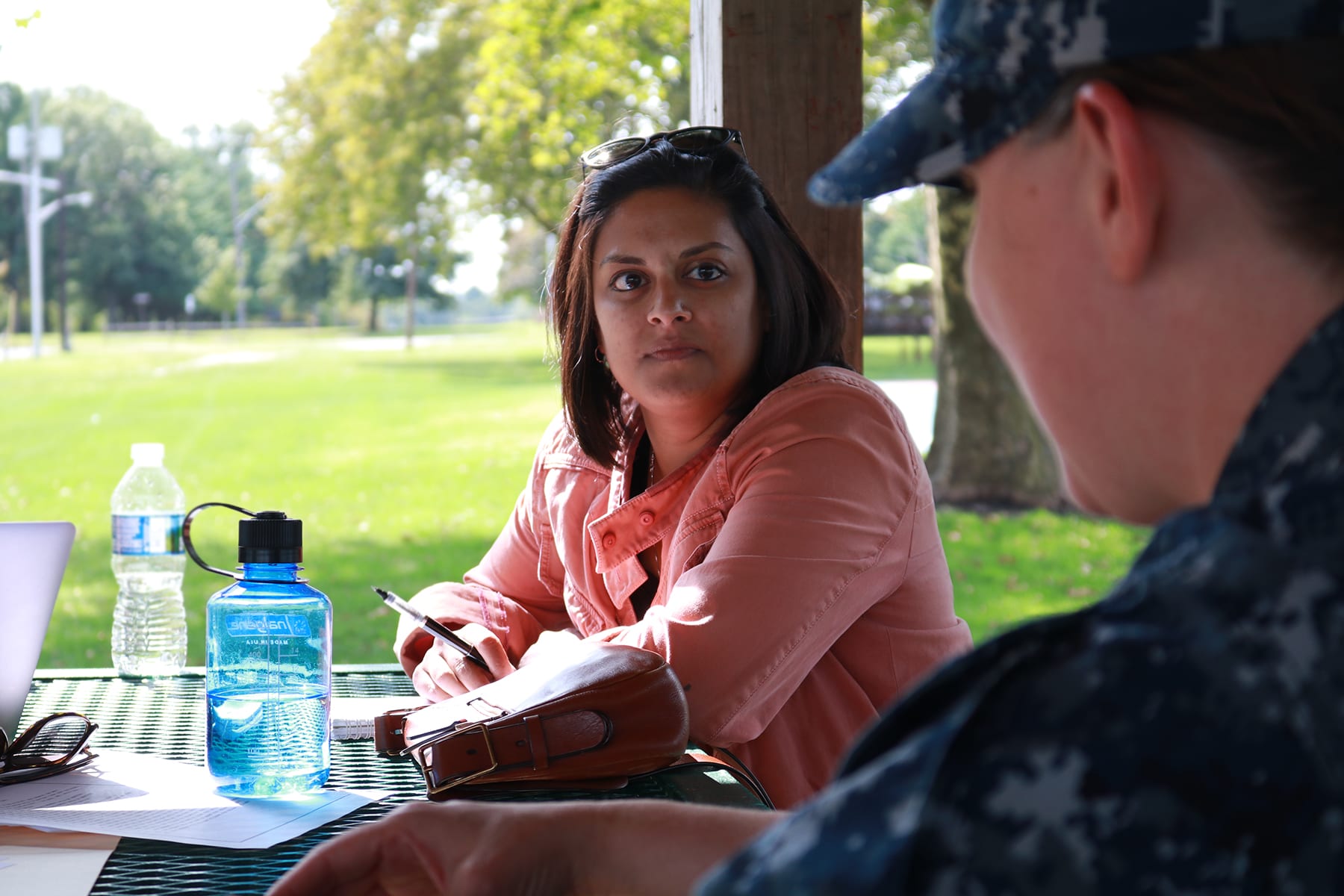 06-designdays31-outsidetalking07