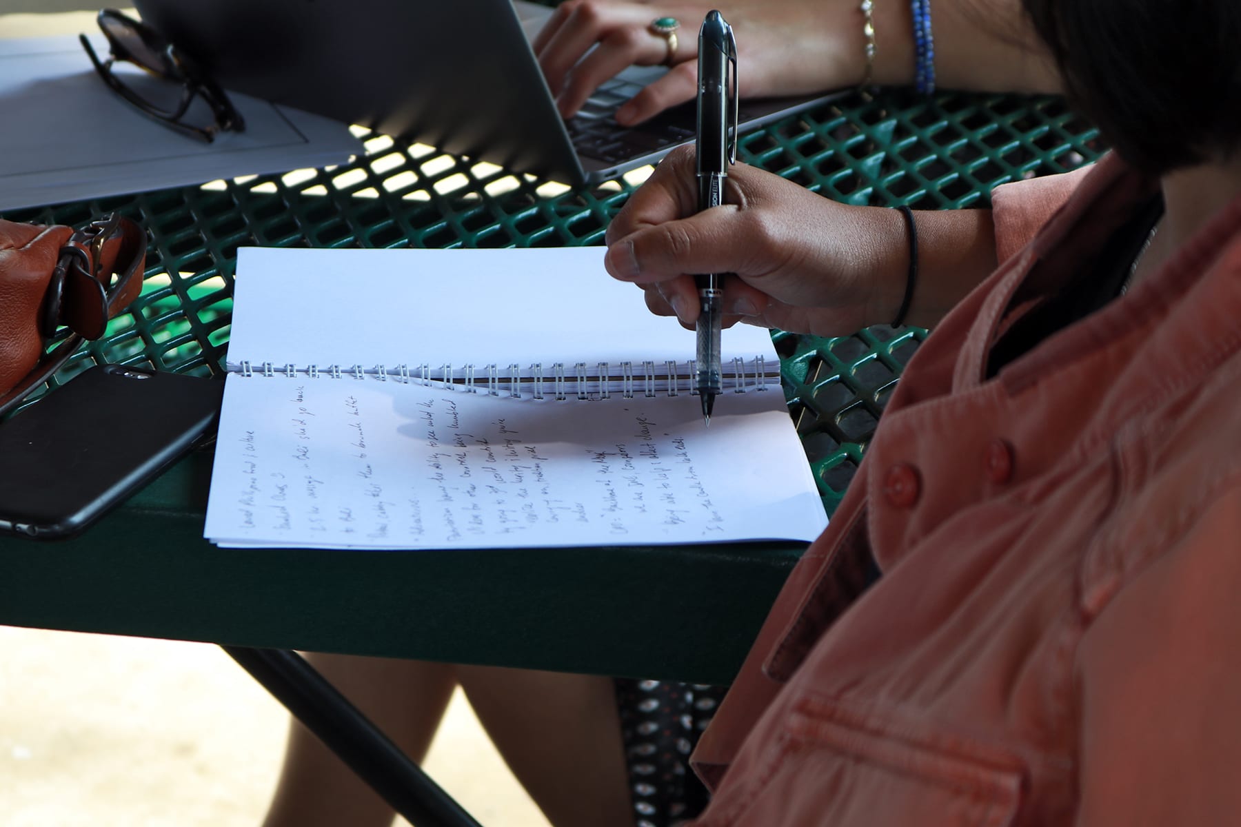 06-designdays33-outsidetalking09