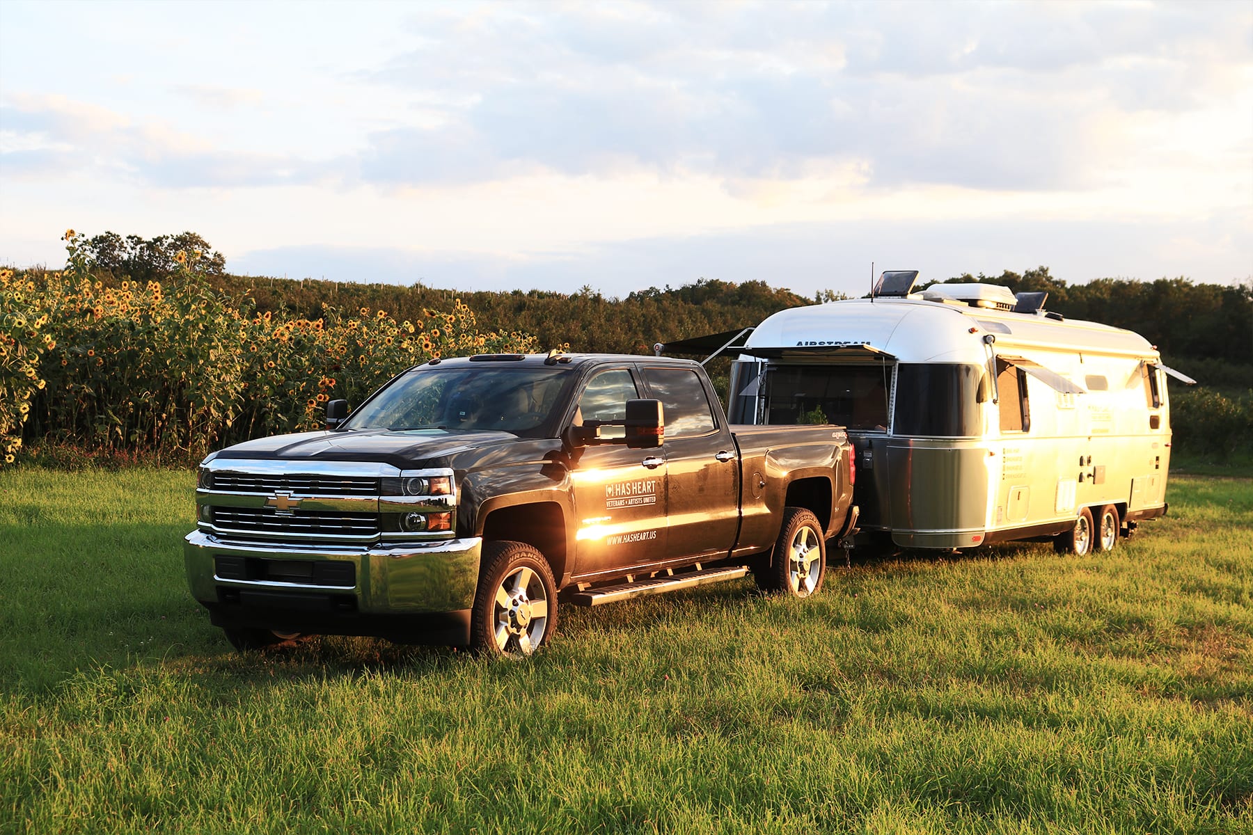 07-CT-journey-airstream-sunflowerfield05